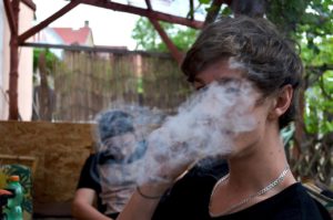 7 mistakes to avoid when smoking weed with friends